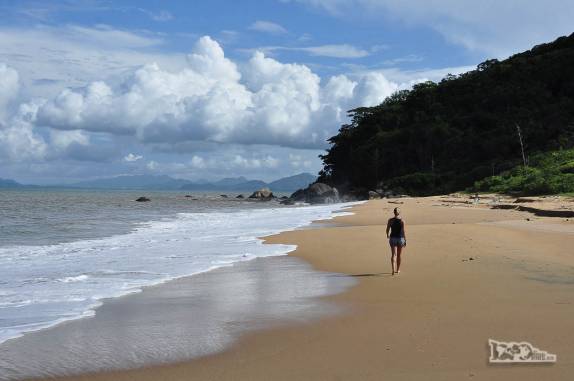 Caminhando pela praia Vermelha, em Bombinhas, litoral de Santa Catarina